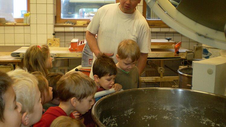 Die Kinder beim Besuch in der Backstube Kemmer. Foto: Sandra Späth