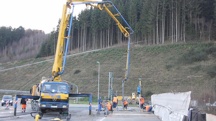 Der Geh- und Radweg wird betoniert.  Fotos: Friedwald Schedel
