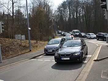 Neuralgischer Punkt: Vor allem die relativ neue Rechtsabbiege-Ampel unterhalb des Elisabeth-Krankenhauses sorgt für Ärger. Foto: Ralf Ruppert