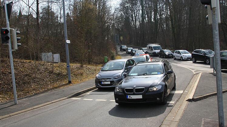 Neuralgischer Punkt: Vor allem die relativ neue Rechtsabbiege-Ampel unterhalb des Elisabeth-Krankenhauses sorgt für Ärger. Foto: Ralf Ruppert