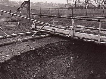 Nur wenige Meter neben dem Fußballtor des 1. FC Stockheim auf dem Maxschacht tat sich am 28. März 1955 plötzlich die Erde auf. Repros: Gerd Fleischmann
