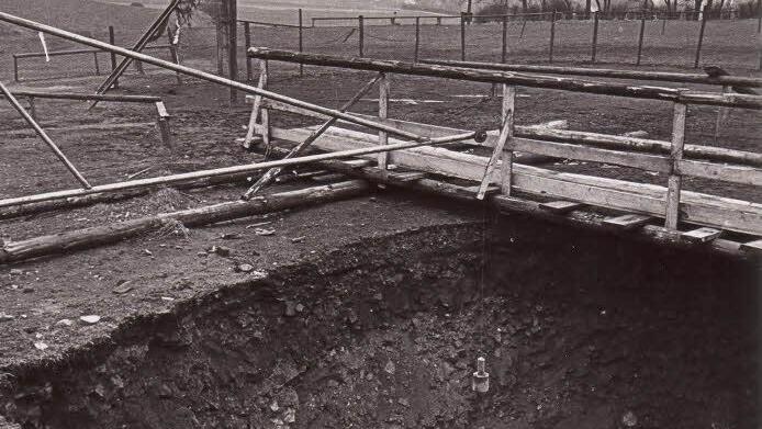Nur wenige Meter neben dem Fußballtor des 1. FC Stockheim auf dem Maxschacht tat sich am 28. März 1955 plötzlich die Erde auf. Repros: Gerd Fleischmann
