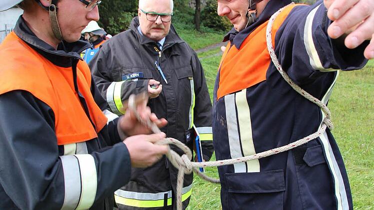 Patrick Hofmann und Michael Weidner beim Brustbund mit Sicherung durch Spierenstich. Uwe Kern stoppt die Zeit.