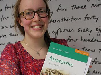 Das Anatomie-Lehrbuch ist für Sophia Schirmer aus Pressig auch in den Semesterferien ein treuer Begleiter. Sie freut sich aber darüber, dass an der Ludwig-Maximilians-Universität in München schon in den ersten beiden Semestern der Schwerpunkt darauf liegt. Foto: Veronika Schadeck