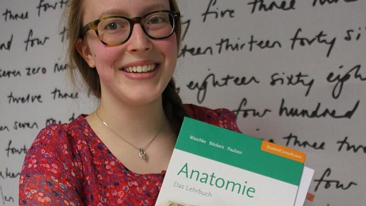 Das Anatomie-Lehrbuch ist für Sophia Schirmer aus Pressig auch in den Semesterferien ein treuer Begleiter. Sie freut sich aber darüber, dass an der Ludwig-Maximilians-Universität in München schon in den ersten beiden Semestern der Schwerpunkt darauf liegt. Foto: Veronika Schadeck