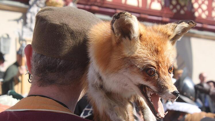 Detail am Rande: Ein Gaukler mit seinem ausgestopften Maskottchen. Foto: Matthias Einwag