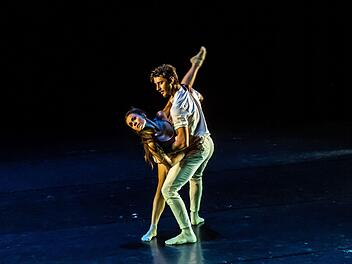 Die Balkonszene aus "Romeo und Julia" präsentierte das BAllett des Theaters Nordhausen bei der Ballett-Gala im Landestheater Coburg.Foto: Jochen Berger