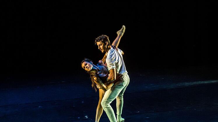 Die Balkonszene aus "Romeo und Julia" präsentierte das BAllett des Theaters Nordhausen bei der Ballett-Gala im Landestheater Coburg.Foto: Jochen Berger