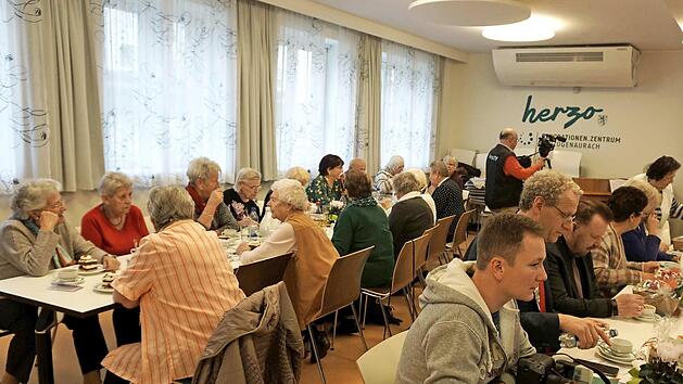 Zur Jubil&auml;umsfeier versammelte man sich im Generationen-Zentrum der Stadt.  Fotos: Richard S&auml;nger