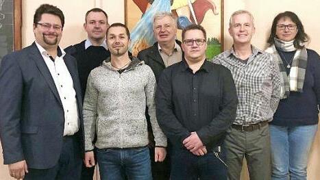 Im Bild von links Stefan Wicklein, Christian B&uuml;ttner (Kommandant der Feuerwehr Kronach), Heiko Herrmann, Hermann Zeu&szlig; (Ehrenkommandant), Michael Brand, Joachim Blinzler (Vorsitzender der Feuerwehr Vogtendorf), und Dorothea Biesenecker  Foto: privat