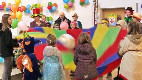 Der Kinderchor trat mit Gesang und einem bunten Schwungtuch auf.