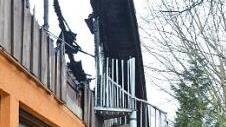 Die Treppe hat das Feuer überlebt, das Dach nicht.