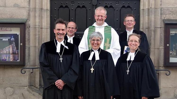 Das Gruppenbild zeigt (vorne von links) Dekan  Markus Müller, Regionalbischöfin  Dorothea Greiner, Dekanin Ulrike Schorn, (dahinter) Pfarrer Andreas Heindl, Stadtpfarrer Thomas Teuchgräber und Pfarrer Achim Gerber.  Heike Schülein