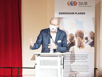 Verbandsvorsitzender German Hacker eröffnete die Versammlung. Manche Teilnehmer waren per Video zugeschaltet.  Foto: Stub-Zweckverband