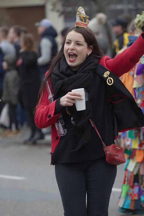 Bunter Zug durch die Straßen mit Finale am Marktplatz
