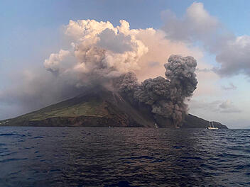 Stromboli spuckt Lava und Asche