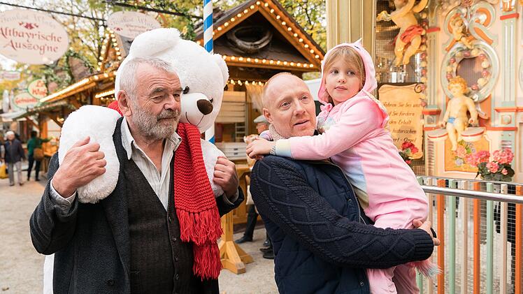 "Teambuilding" in der Familie: Xaver (Branko Samarovski, links), Sohn Dietrich (Simon Schwarz) und Enkelin Anabell (Anja Tillmann) genießen einen Kirmesbesuch.