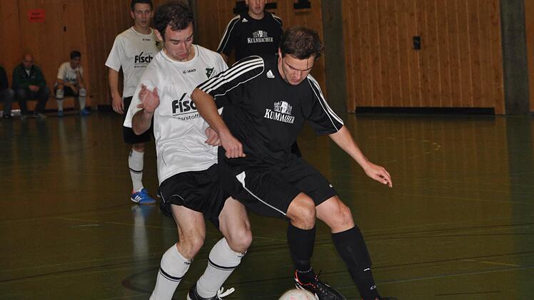 Der TSV Steinberg (hier mit Kamil Gryglewicz am Ball) zog sich gegen den SV Friesen mit Frederic Martin zweimal sehr gut aus der Affäre.