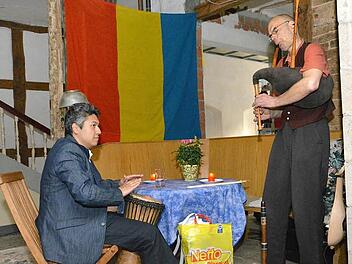 Nabizada Safiullah (links) und Tillman Kluge spielen orientalische Musik.Fotos: Björn Hein