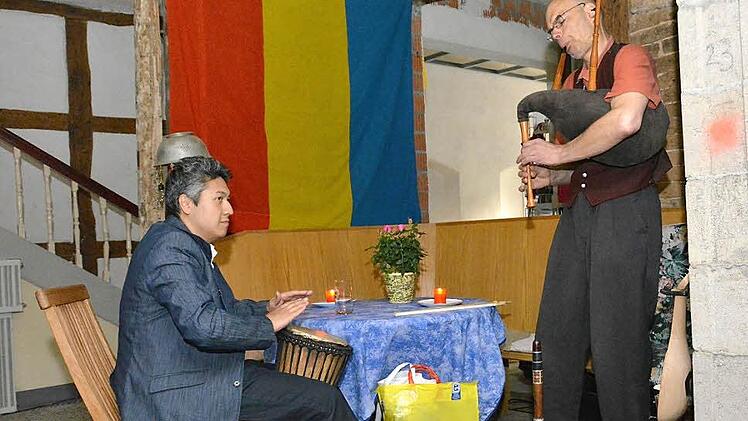 Nabizada Safiullah (links) und Tillman Kluge spielen orientalische Musik.Fotos: Björn Hein