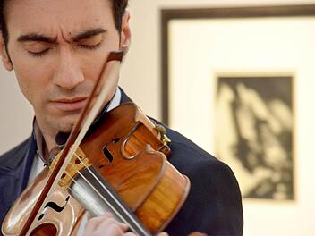 Der Bratschist David Aaron Carpenter spielt bei Sotheby's in New York, USA, auf der Stradivari Macdonald. In dem Auktionshaus soll das Instrument für 45 Millionen Dollar (33 Milionen Euro) verkauft werden. Foto: Chris Melzer/dpa