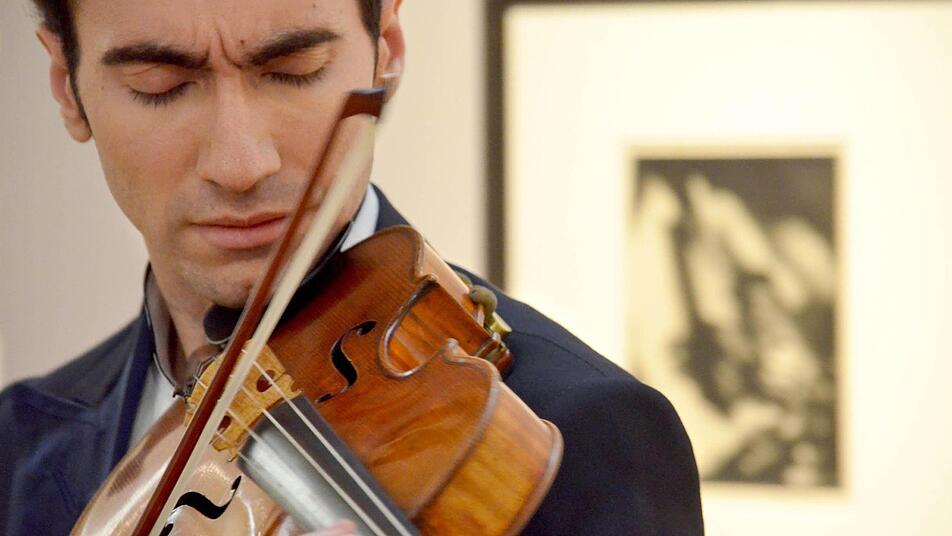 Der Bratschist David Aaron Carpenter spielt bei Sotheby's in New York, USA, auf der Stradivari Macdonald. In dem Auktionshaus soll das Instrument für 45 Millionen Dollar (33 Milionen Euro) verkauft werden. Foto: Chris Melzer/dpa