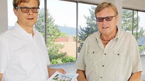 Peter (links) und Joachim Schlund stehen in einer leer geräumten Halle der Pinselfabrik Schorr - von den Wohnungen der neuen Gebäude aus wird man Banz oder den Staffelberg sehen können. Fotos: Matthias Einwag