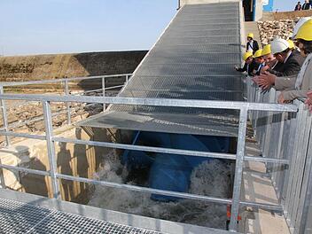 Der Wasserauslauf am Ende der Schnecke interessierte bei der Inbetriebnahme. Foto: Mathias Erlwein