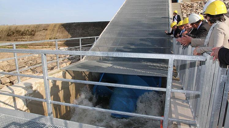 Der Wasserauslauf am Ende der Schnecke interessierte bei der Inbetriebnahme. Foto: Mathias Erlwein