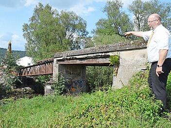 Fast unbemerkt wurden im August 2014 zwei Brücken und zwei Durchlässe des vor über 100 Jahren entstandenen Bahndamms bei Hummendorf abgebaut. Der Rückbau soll irgendwann mit dem damals entstanden Erdwall weitergehen.  Foto: Karl-Heinz Hofmann