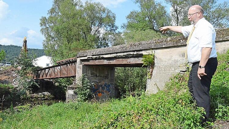 Fast unbemerkt wurden im August 2014 zwei Brücken und zwei Durchlässe des vor über 100 Jahren entstandenen Bahndamms bei Hummendorf abgebaut. Der Rückbau soll irgendwann mit dem damals entstanden Erdwall weitergehen.  Foto: Karl-Heinz Hofmann