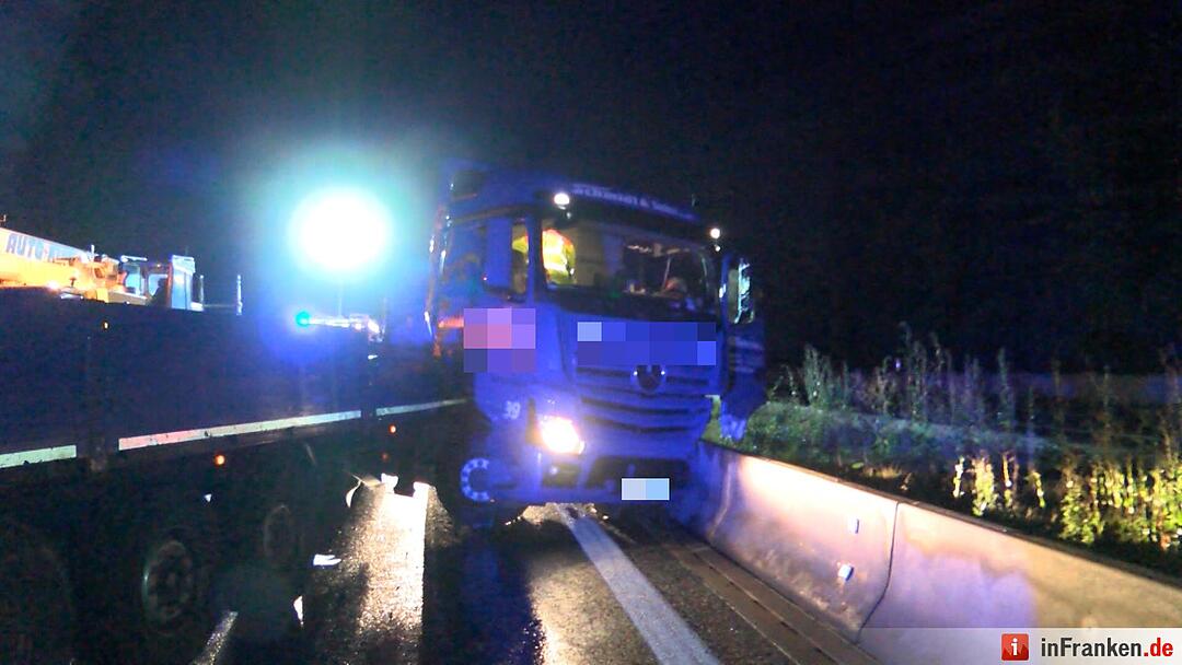 Sattelzug kracht auf der A9 in Beton-Leitplanke