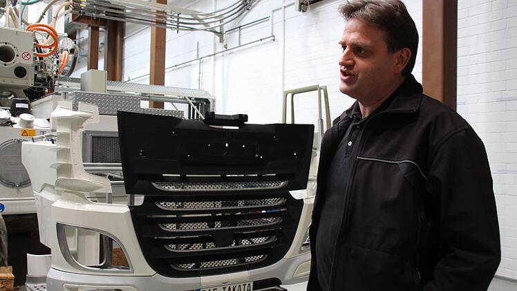 Horst Hesse, Vertriebsleiter: Ob Spoiler, Ziergitter oder Türverkleidungen - 80 Prozent aller europäischen Lkw sind mit einem Kunststoffteil der Firma Takata Plastec aus Albertshausen ausgestattet. Fotos: Anja Greiner