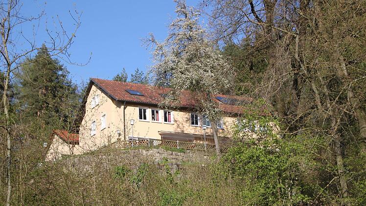 Auf der Terrasse des renovierten Naturfreundehauses wird am 1. Mai die Klampfengruppe zum Saisonauftakt spielen. Foto: Matthias Einwag