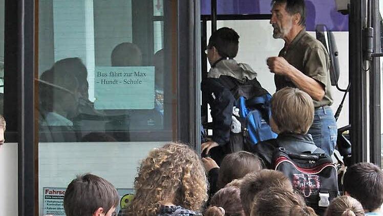 Schüler steigen in einen Schulbus. Eltern in Albertshausen kritisieren die ungünstigen Fahrtzeiten.  Foto: Archiv