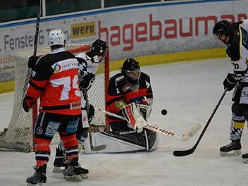 Mit insgesamt vier gehaltenen Penalties war Goalie Michael Tscherepanow der Matchwinner der Kissinger Wölfe. Foto: Andreas Brückmann