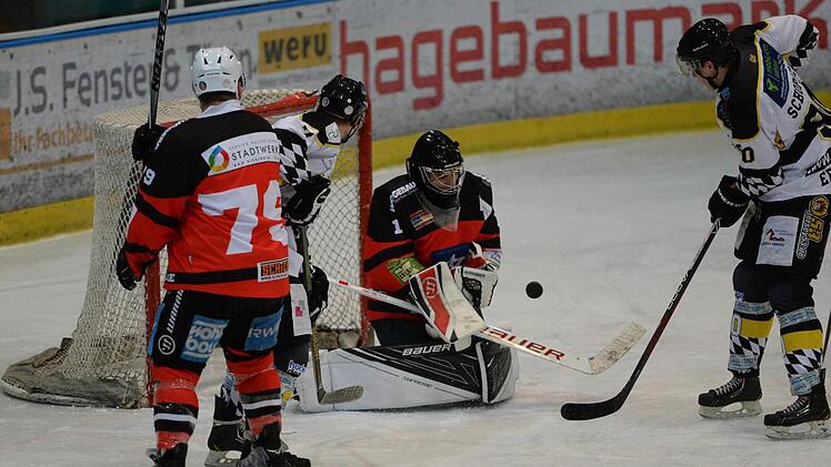 Mit insgesamt vier gehaltenen Penalties war Goalie Michael Tscherepanow der Matchwinner der Kissinger Wölfe. Foto: Andreas Brückmann