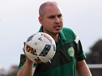 Mario Bail, der vor einem Jahr das Traineramt von Gerd Schimmer &uuml;bernahm, bleibt auch in der kommenden Saison Coach des Fu&szlig;ball-Bayernligisten DJK Don Bosco Bamberg. spirtpress