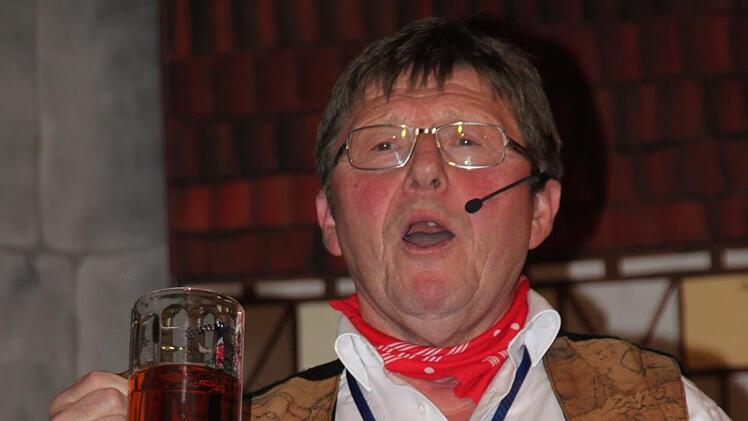 Der Kalorienfreak (Edwin Jungkunz) hatte von der Erbsenzählerei die Nase voll und gönnte sich ein Bier. Foto: Stephan Stöckel