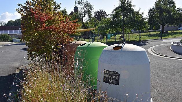 Sind die Glas- und Wei&szlig;blechcontainer neben dem Spielplatz (im Hintergrund) in Steinsfeld ein Schandfleck? Der Bauausschuss jedenfalls hat beschlossen, die Container zu versetzen und daf&uuml;r einen Platz hinter der Schule zu asphaltieren, was zu teilweise heftigen Diskussionen bei der B&uuml;rgerversammlung f&uuml;hrte.Ulrike Langer
