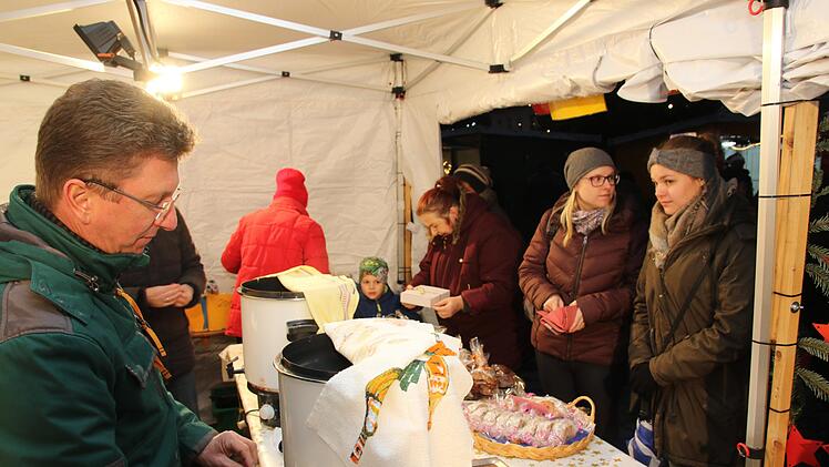 Am Stand der Jugendblaskapelle, wo neben Glühwein auch Gebäcke verkauft wurde,  herrschte während des ganzen Nikolausmarktes reger Betrieb.