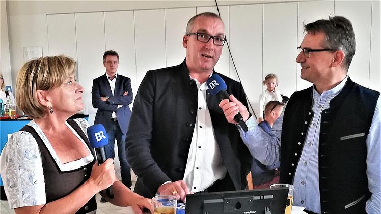 Bürgermeister Andreas Sandwall (Mitte) im Interview mit den BR-Moderatoren Maria Bauer und Werner Aumüller; im Hintergrund stehend: Kurdirektor Thomas Beck. Foto: Sigismund von Dobschütz