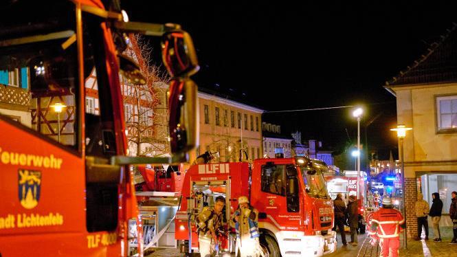 Viele Feuerwehren rückten an, aus Ebersdorf kam sogar eine zweite Drehleiter.