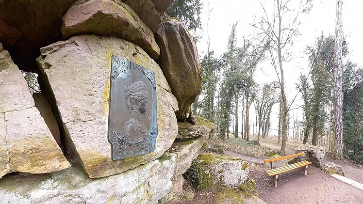 Auf dem  Altenberg haben die Bad Kissinger 1906 der österreichischen Kaiserin Elisabeth  ein Denkmal errichtet. Die Sisi Tour kommt hier natürlich auch vorbei.