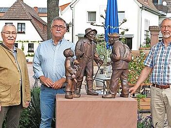 Hat einen Platz auf dem Euerdorfer Marktplatz gefunden: Das Bronzeensemble mit dem Titel "Viehhandel", das von Dr. Robert Wahler (Mitte) gestiftet wurde. Künstler Günter Metz (links) und Bürgermeister Peter Bergel (rechts) freuen sich über die attraktive Bereicherung für den Ort.
