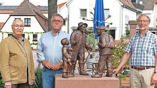 Hat einen Platz auf dem Euerdorfer Marktplatz gefunden: Das Bronzeensemble mit dem Titel "Viehhandel", das von Dr. Robert Wahler (Mitte) gestiftet wurde. Künstler Günter Metz (links) und Bürgermeister Peter Bergel (rechts) freuen sich über die attraktive Bereicherung für den Ort.