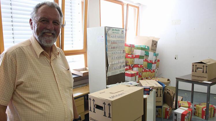 Sein Stellvertreter Ulrich Günther im Serverraum. Bald ist die Schule offline.