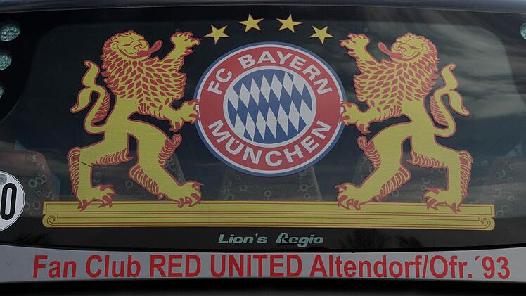 Die "Red Uniteds" als "Allesfahrer" on Tour: Das tolle Bus-Outfit sticht ins Auge.