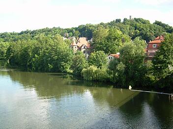 Die Wasserstraße der Schiffe ist auch eine Lebensader für die Menschen. Wie hier in Eltmann weisen gelbe Schilder auf die "Gelbe Welle" hin. Im Blick: die touristische Erschließung für Wasserwanderer. Fotos: mei