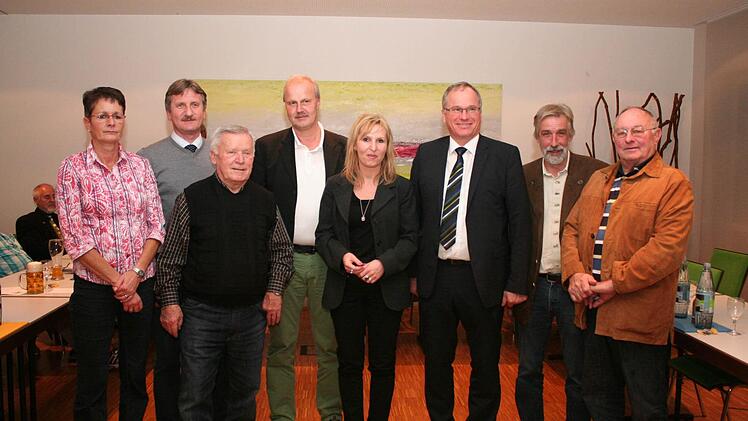 Die neu gewählte Vorstandschaft des Karpfenland-Aischgrund-Vereins mit ihrem Vorsitzenden Gerald Brehm (Vierter von links) und Gisela Binkowski, Helmut Dresel, Horst Tunisch, Sandra Hammer, Martin Oberle, Walter Jakob und Waldemar Schmidt (von links)